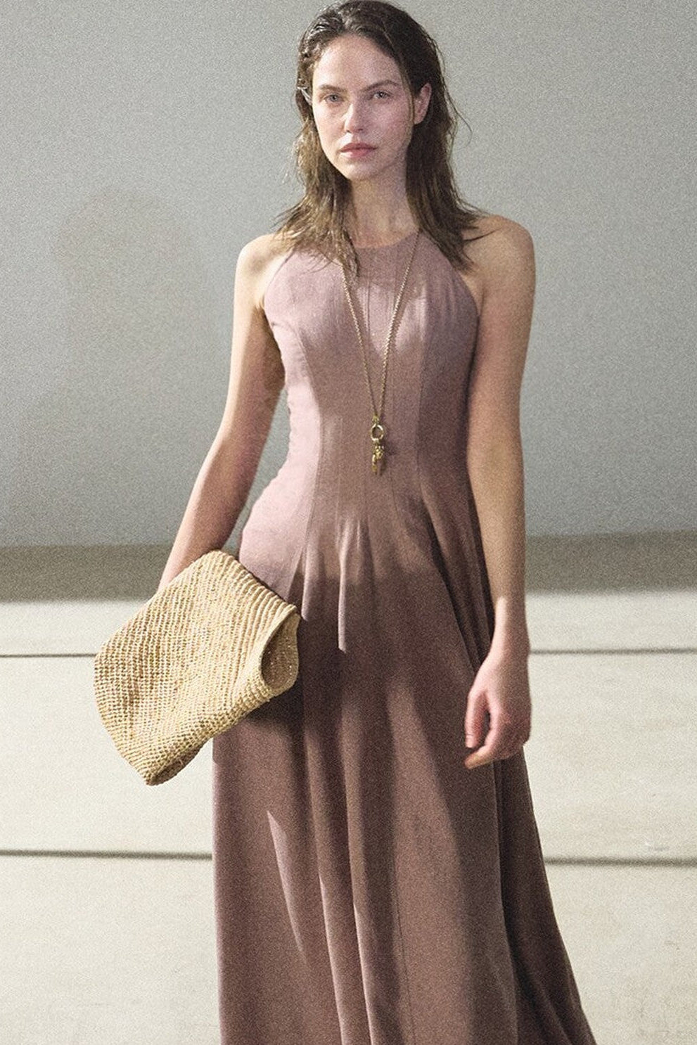 Kleid aus Goldseide und Leinen