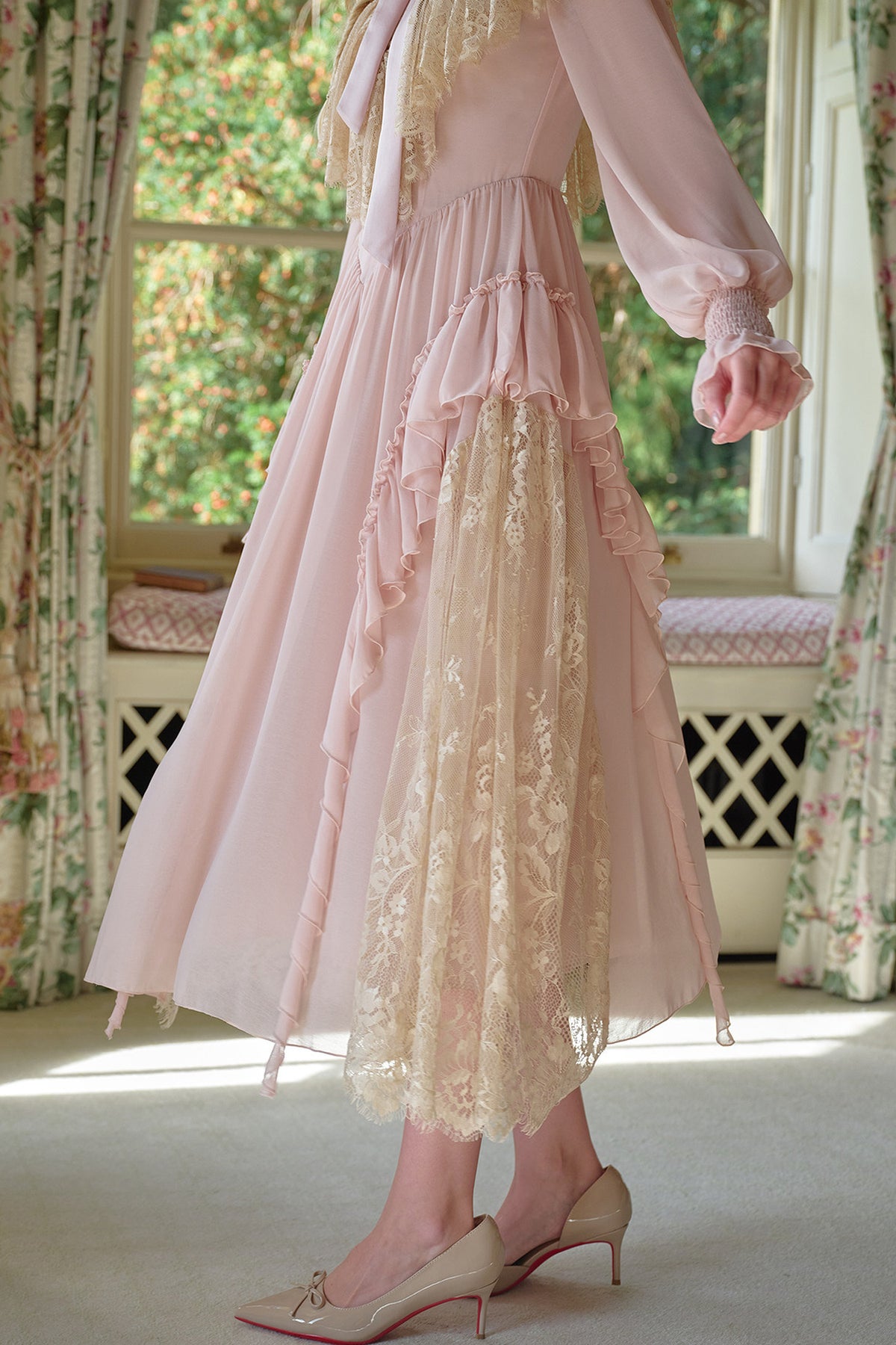Kleid mit Spitze und Bindeschleife in Französischrosa