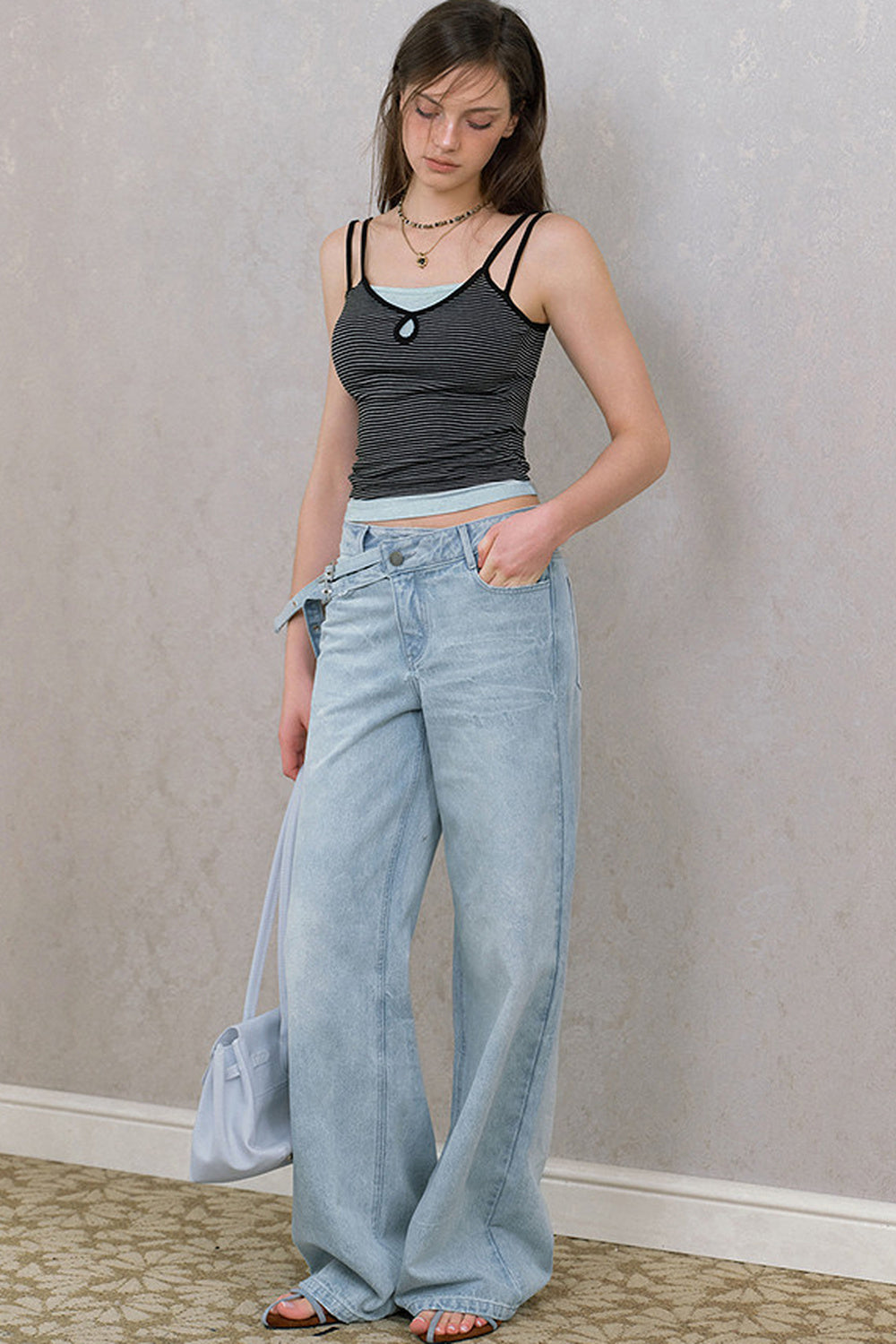 Asymmetrische Jeans mit geradem Schnitt und diagonaler Knopfleiste