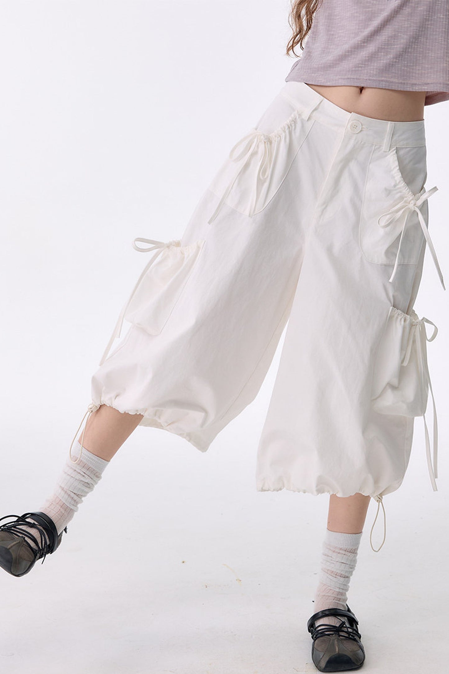 Pantaloni bianchi a vita alta con più tasche