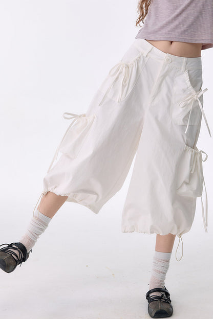 Pantaloni bianchi a vita alta con più tasche
