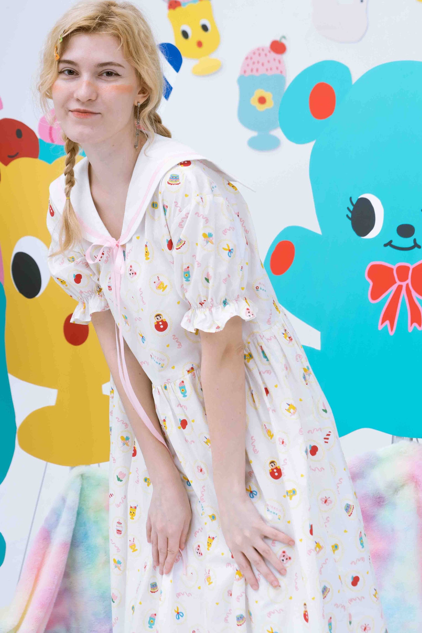 Bedrucktes Kleid mit Matrosenkragen und Puffärmeln