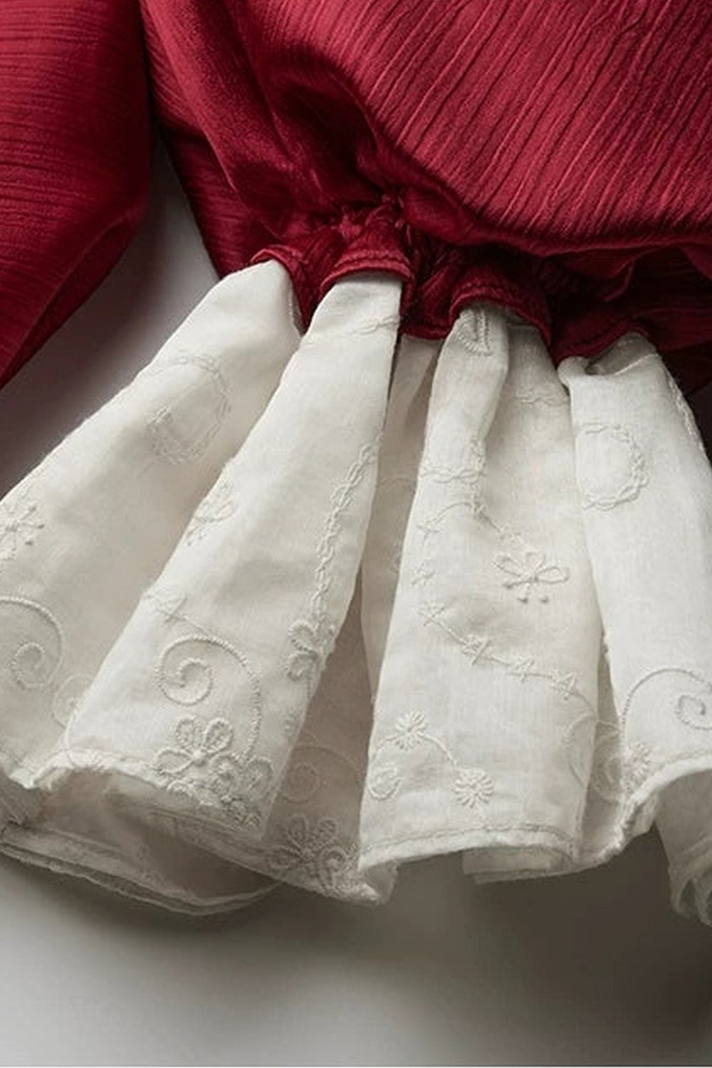 Rotes strukturiertes Kleid aus Acetat in mittlerer Länge