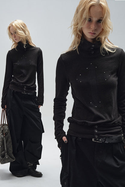 T-Shirt mit ausgefranstem Saum, Strass, hohem Kragen und Daumenlöchern