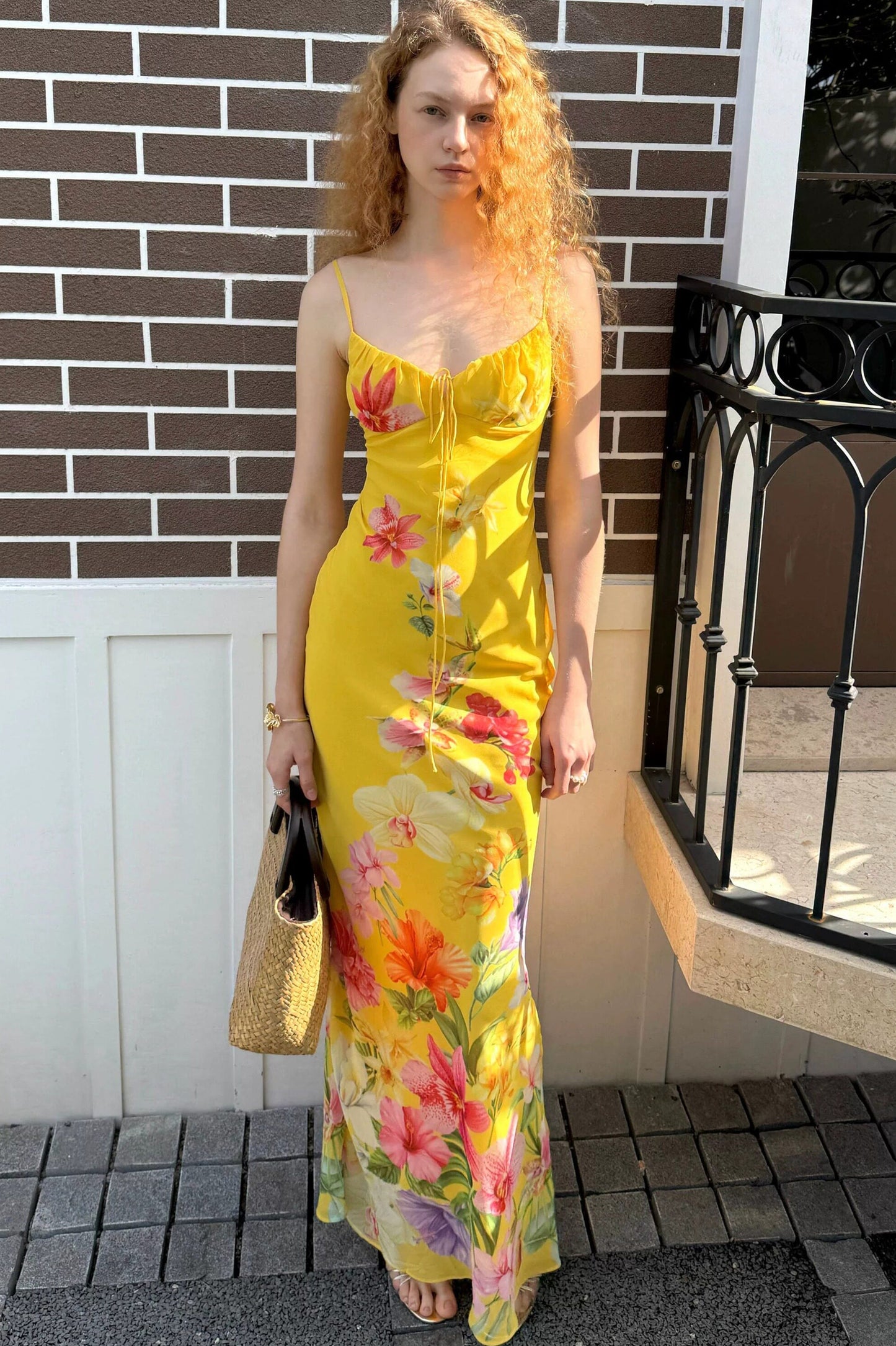 Tropisches handbemaltes Slipkleid mit Blumenmuster und V-Ausschnitt