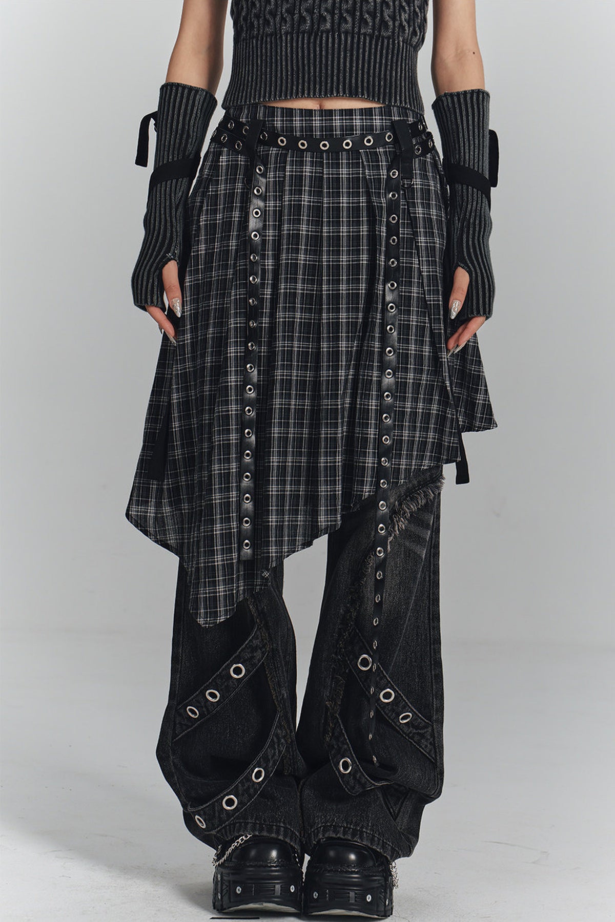 Gewaschene schwarze Jeans mit geradem Bein