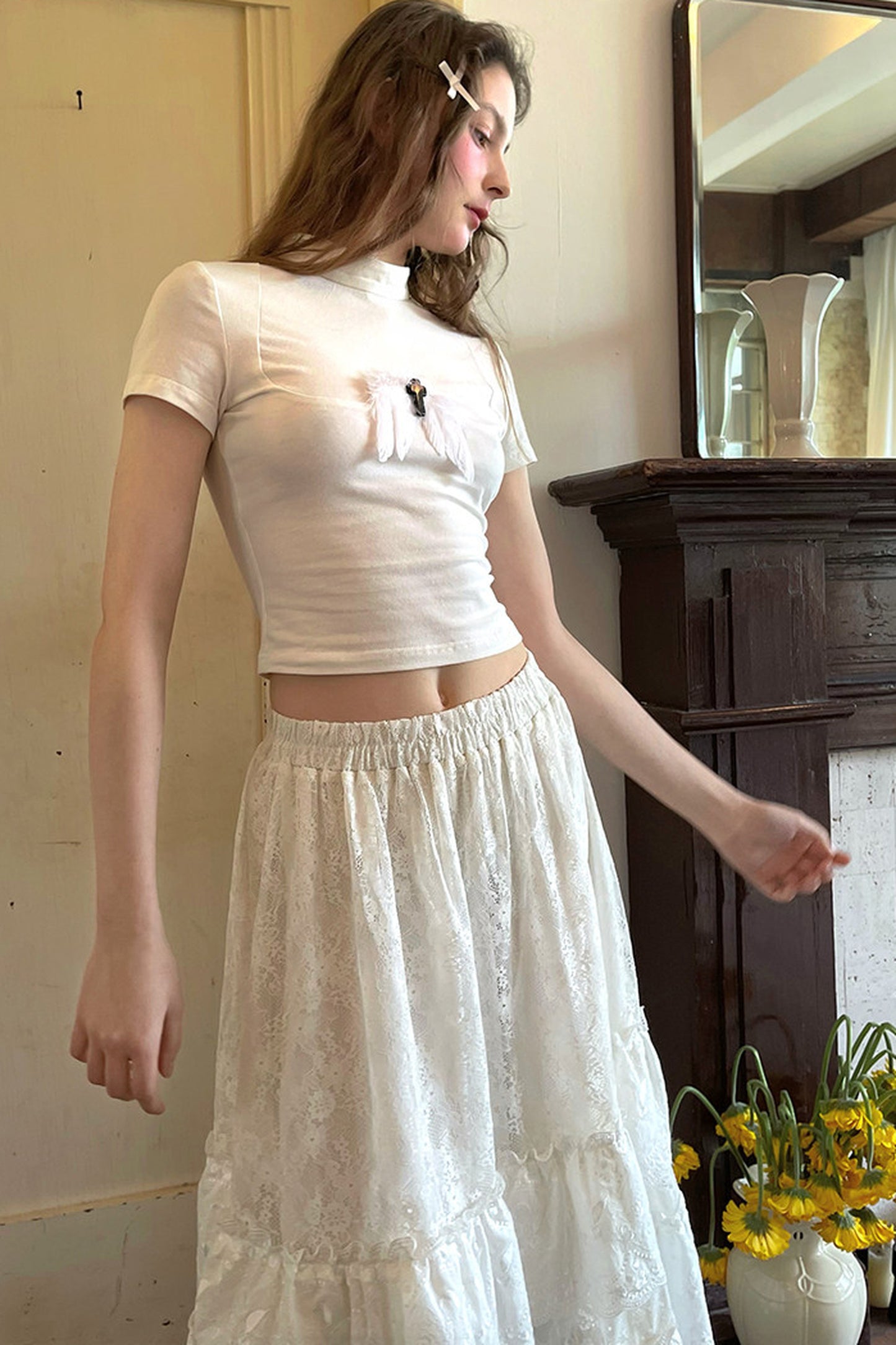 T-shirt bianca e nera a inserti con piuma e croce