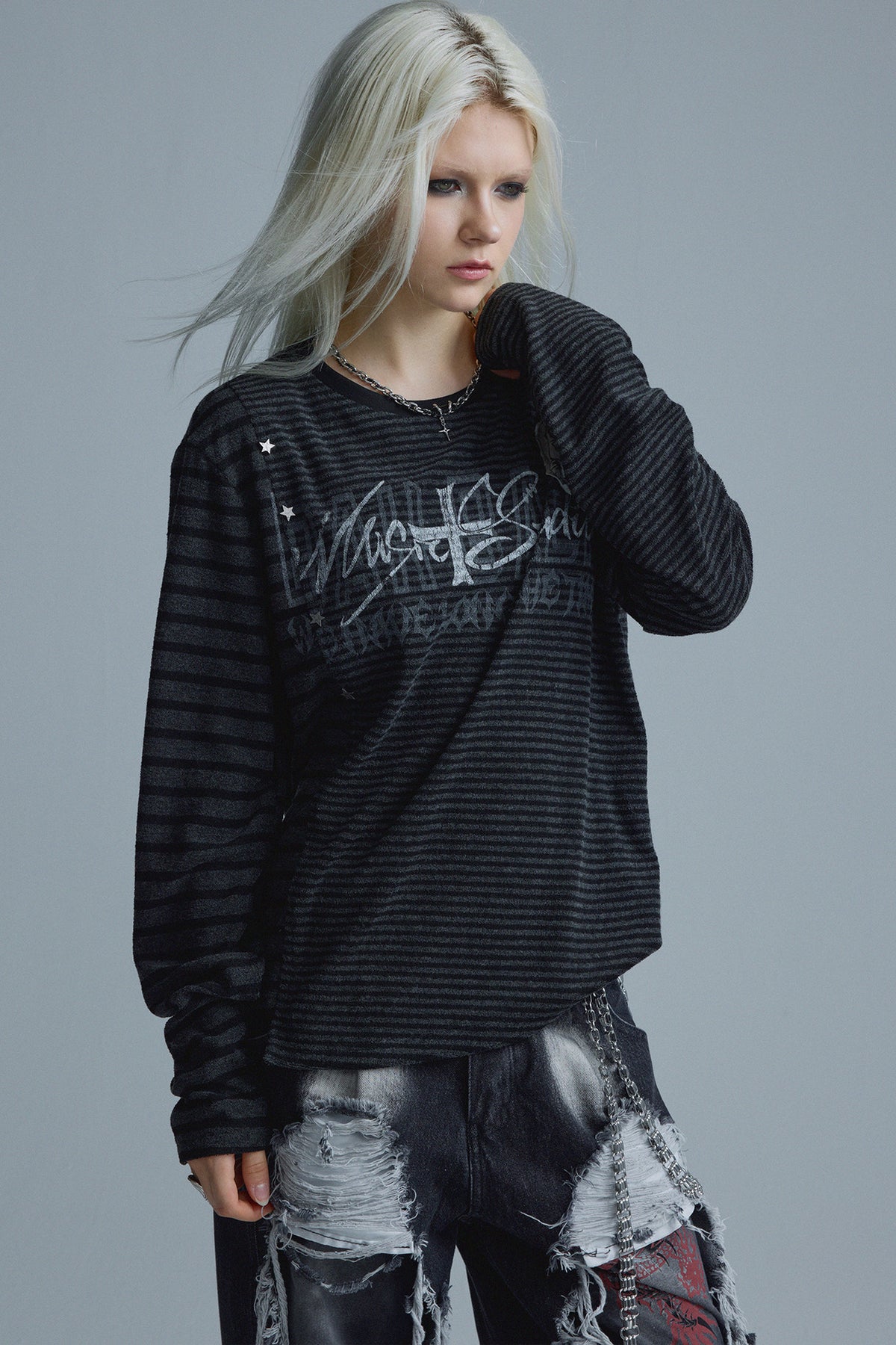 Top a maniche lunghe asimmetrico a righe con toppe