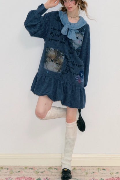 Abito in maglia blu navy con collo a fiocco e stampa gatti