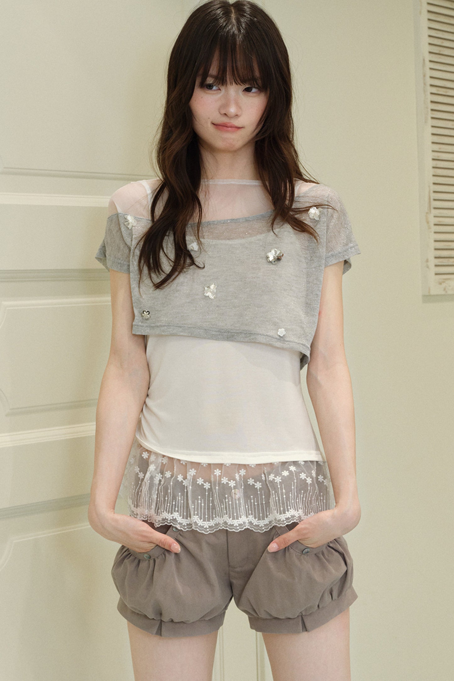 Completo con copricostume in rete a fiori con paillettes e canotta