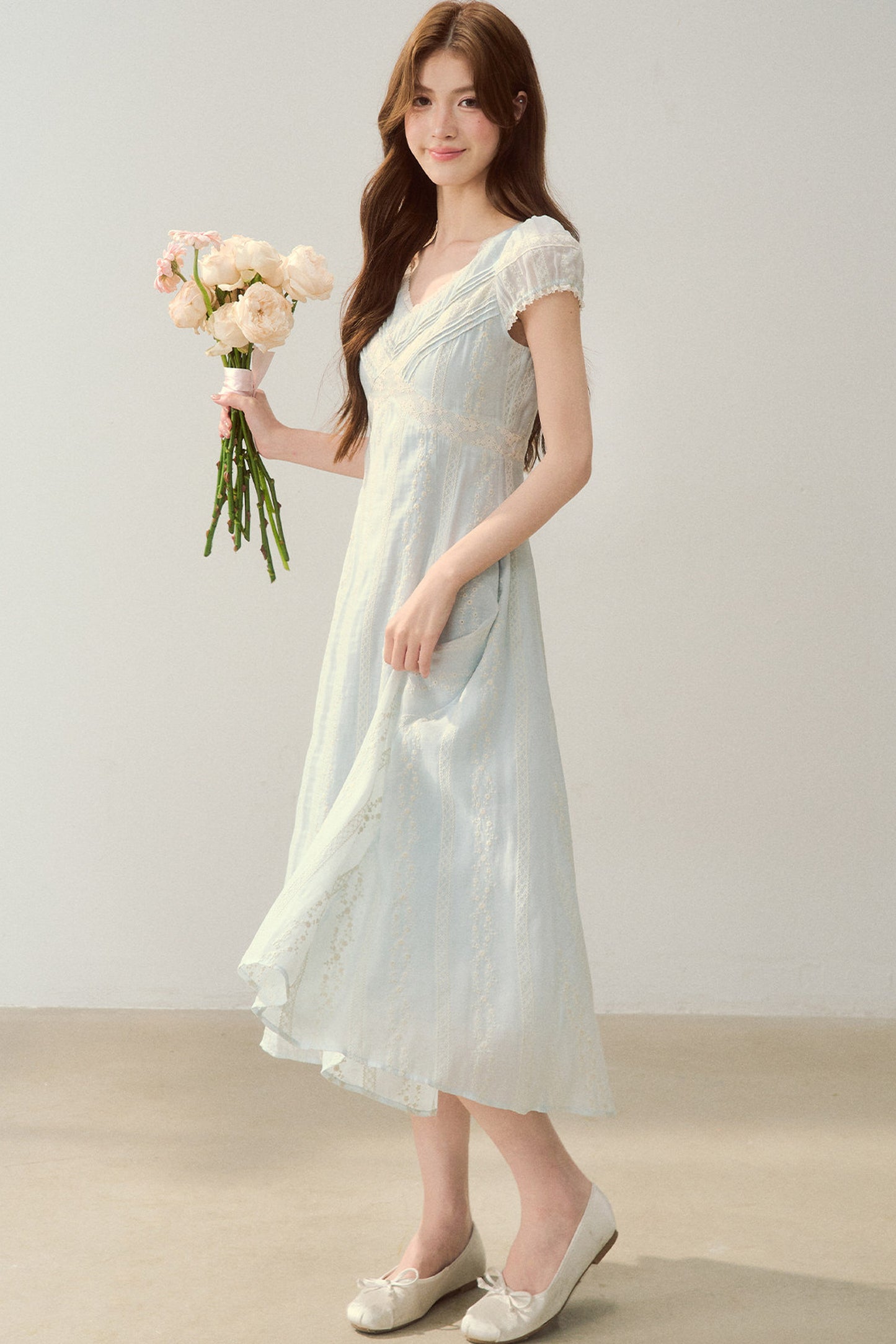 Robe brodée à col V bleu brume
