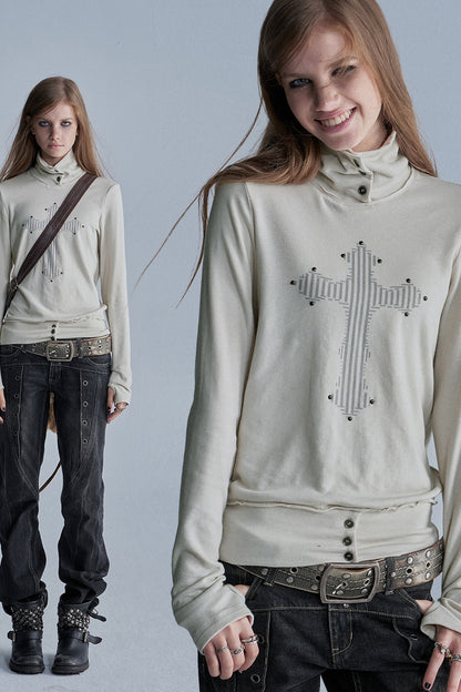 T-Shirt mit ausgefranstem Saum, Strass, hohem Kragen und Daumenlöchern