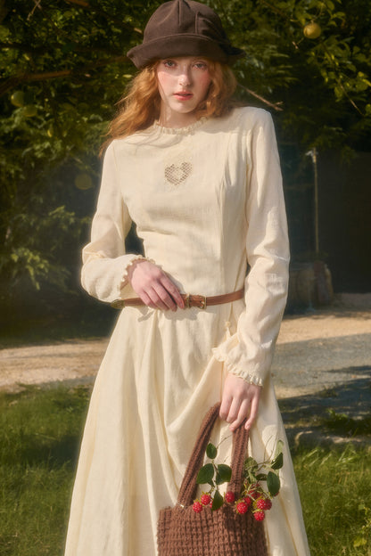 Langes Kleid mit Taillenbetonung, Schleife und Stickerei
