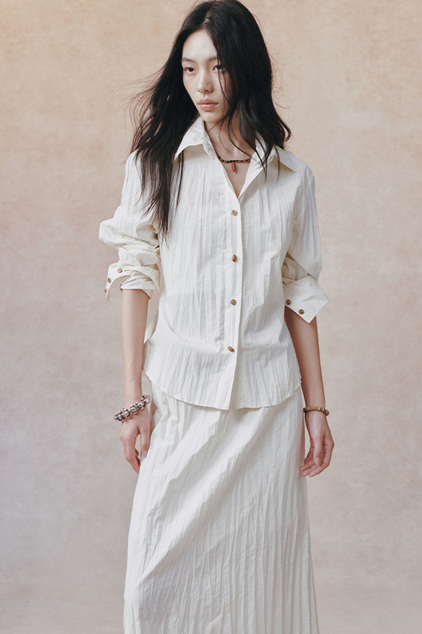 Completo camicia con colletto alla coreana plissettata 3D e gonna