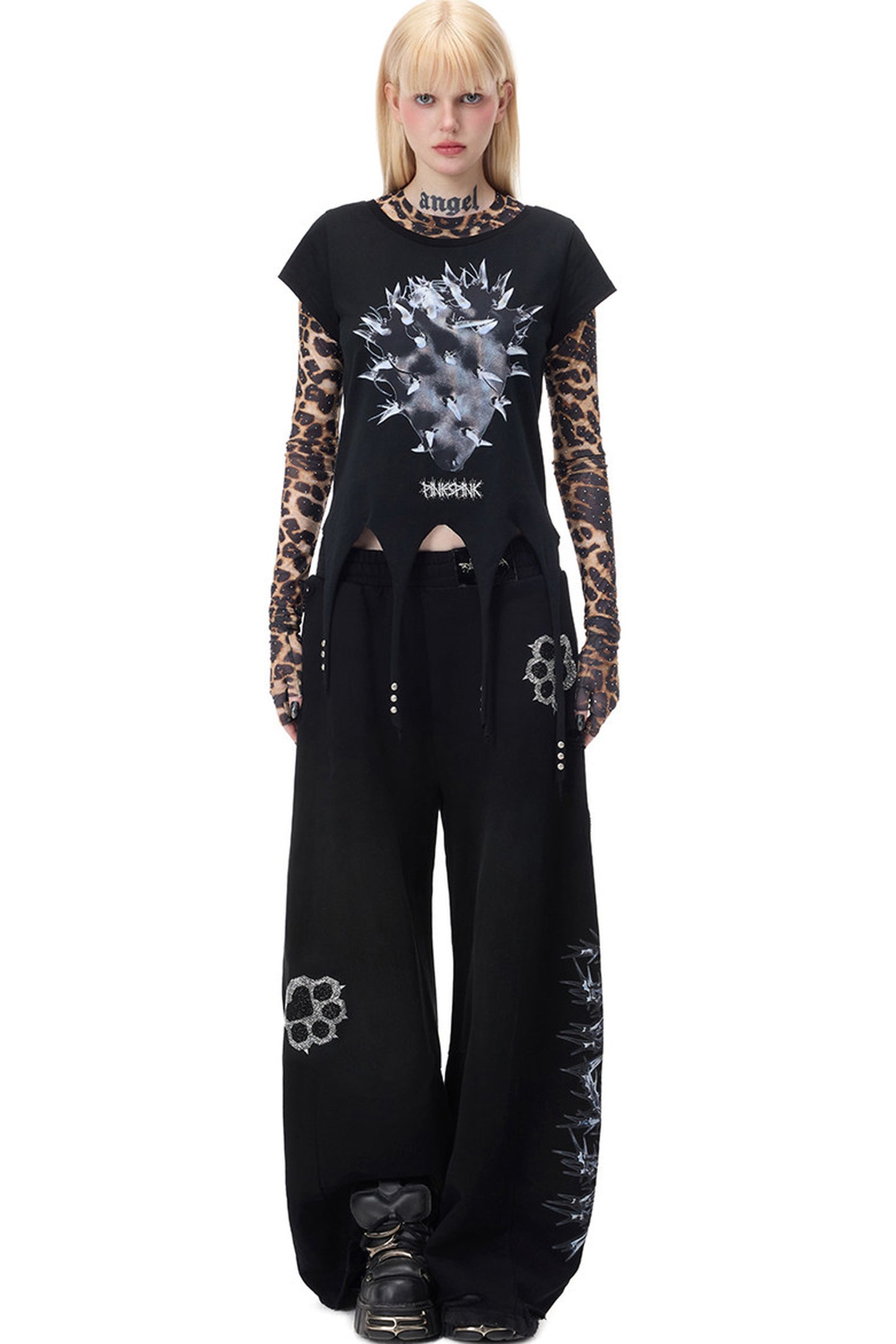 T-shirt con borchie, stampa cactus e orlo asimmetrico