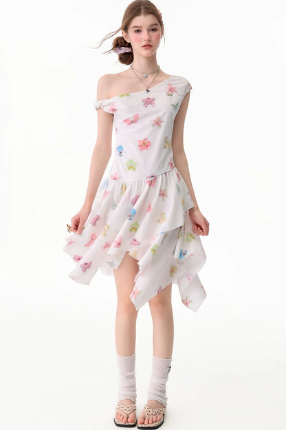 Schulterfreies Kleid mit Schmetterlings- und Blumenmuster und asymmetrischem Saum