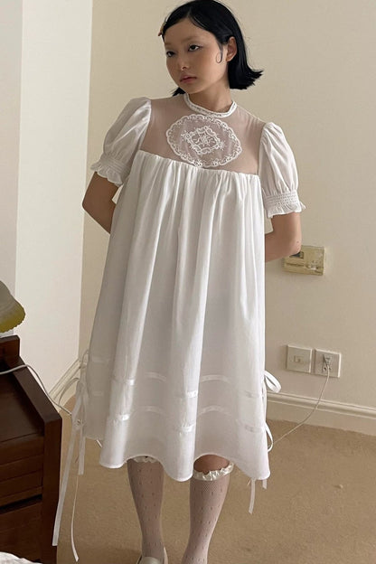 Weißes Spitzen-Netzstoffkleid im Puppenstil