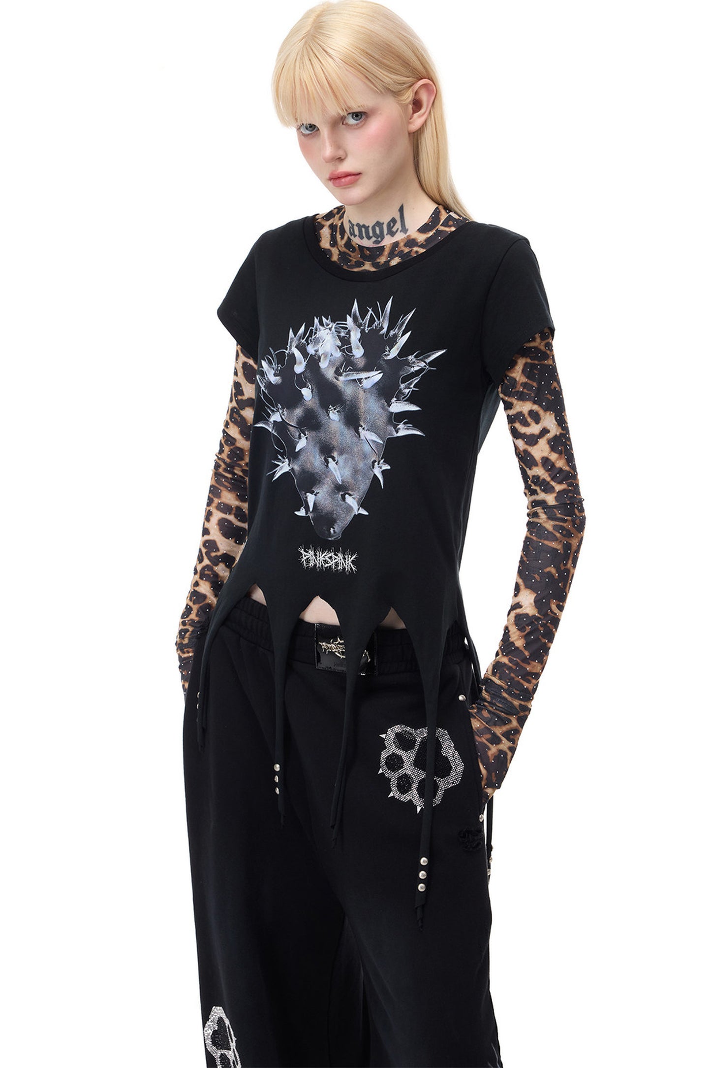 T-shirt con borchie, stampa cactus e orlo asimmetrico