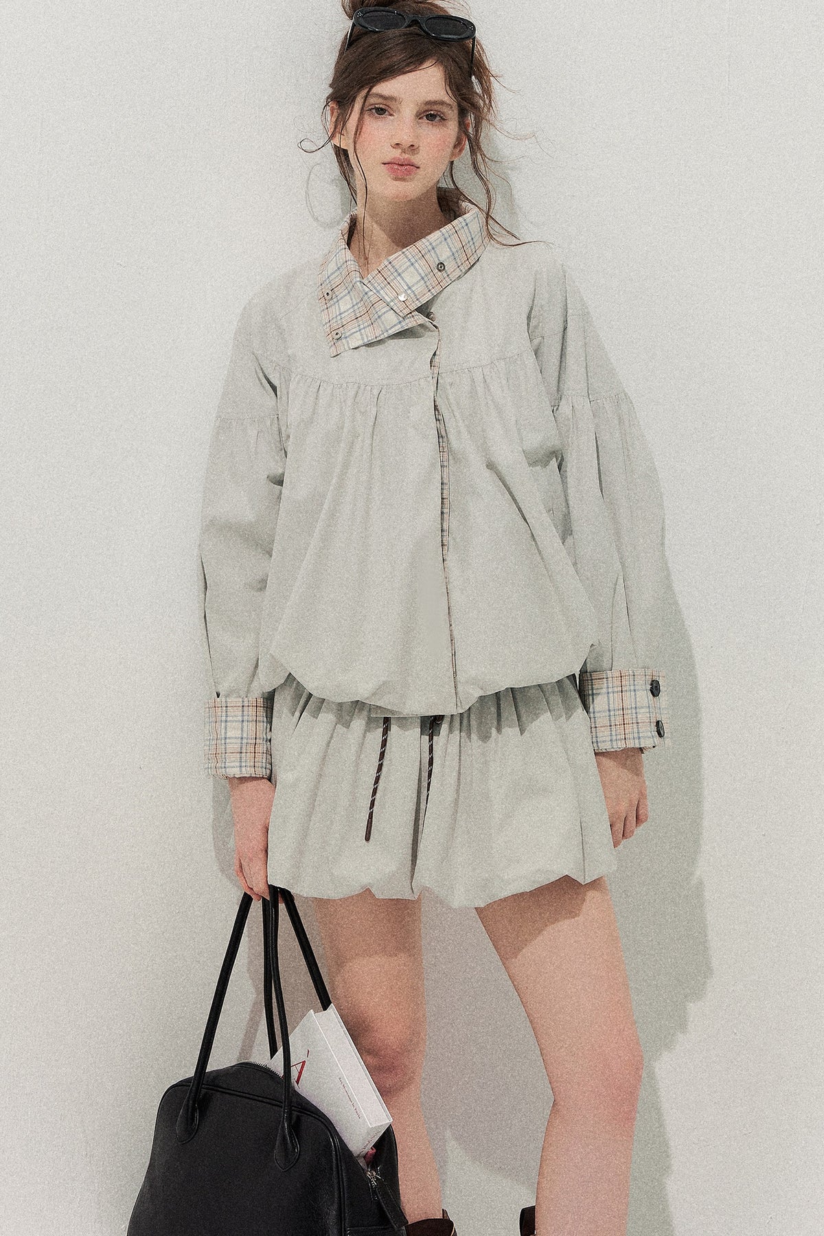 Set trench e gonna scozzese grigio-blu con bottoni decorativi
