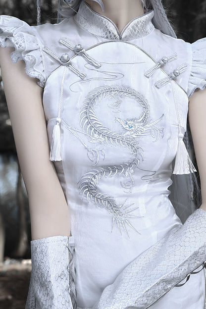 Robe fendue brodée d’un dragon argenté chinois