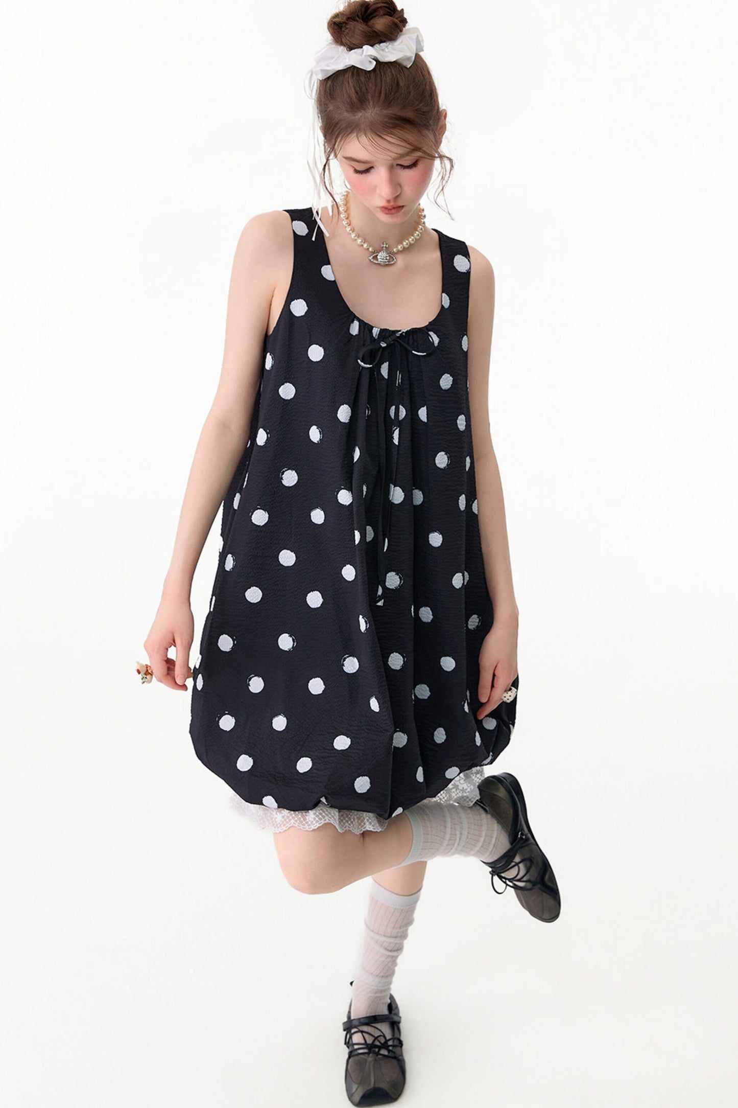 Schwarzes ärmelloses Kleid mit Punkten