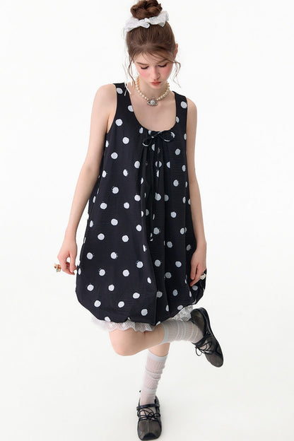 Schwarzes ärmelloses Kleid mit Punkten