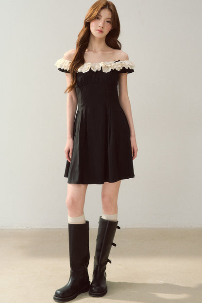 Robe noire à épaules dénudées avec bordure en dentelle au style tendance