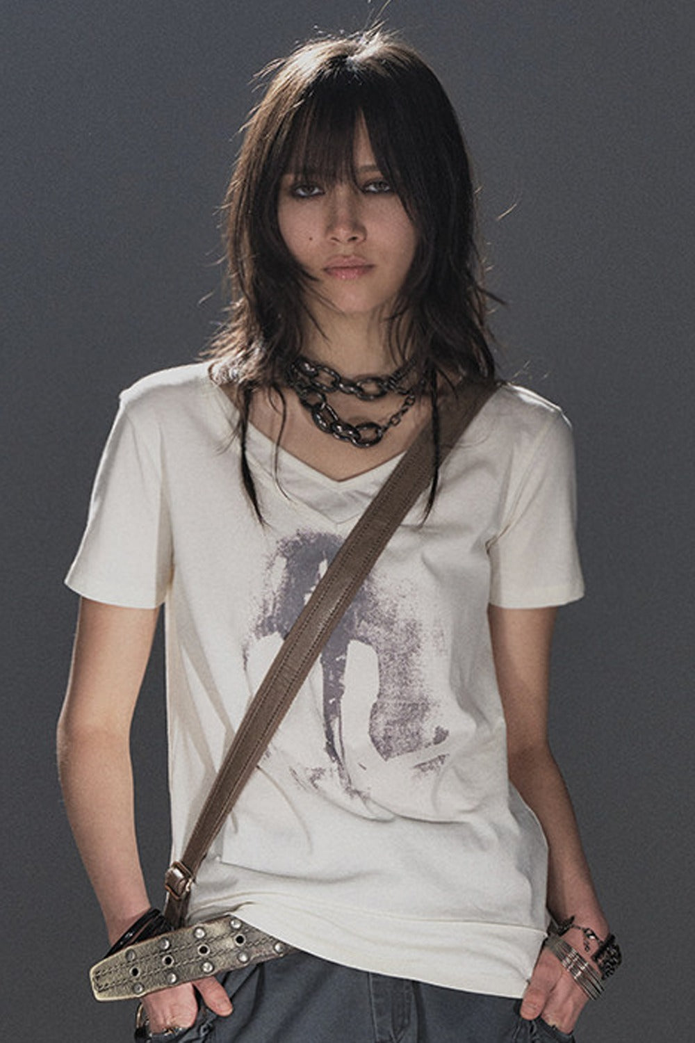 T-shirt a doppio strato con scollo a V, stampa ritratto e orlo sfrangiato