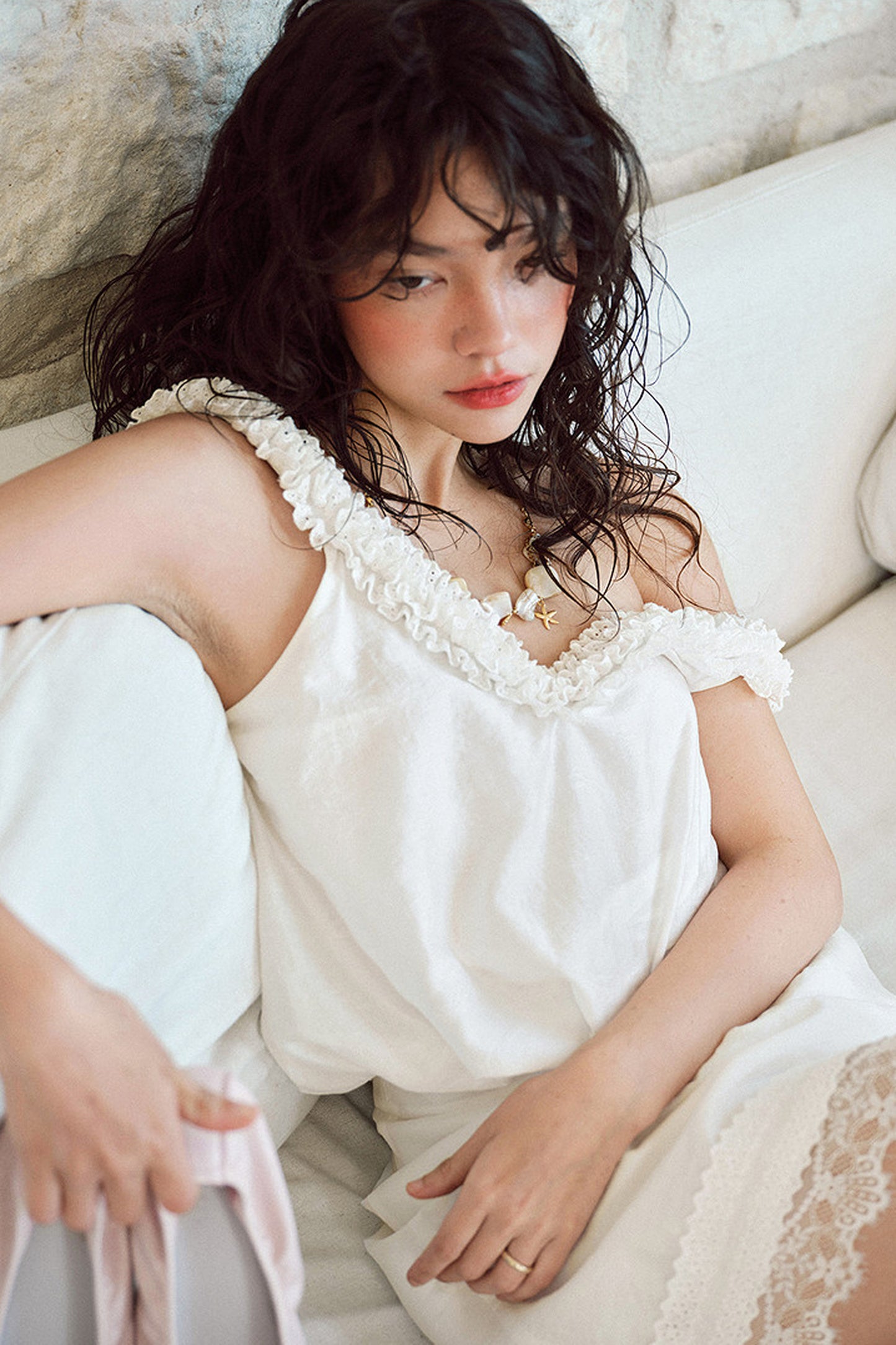 Completo canotta in pizzo con scollo a U bianca e gonna midi