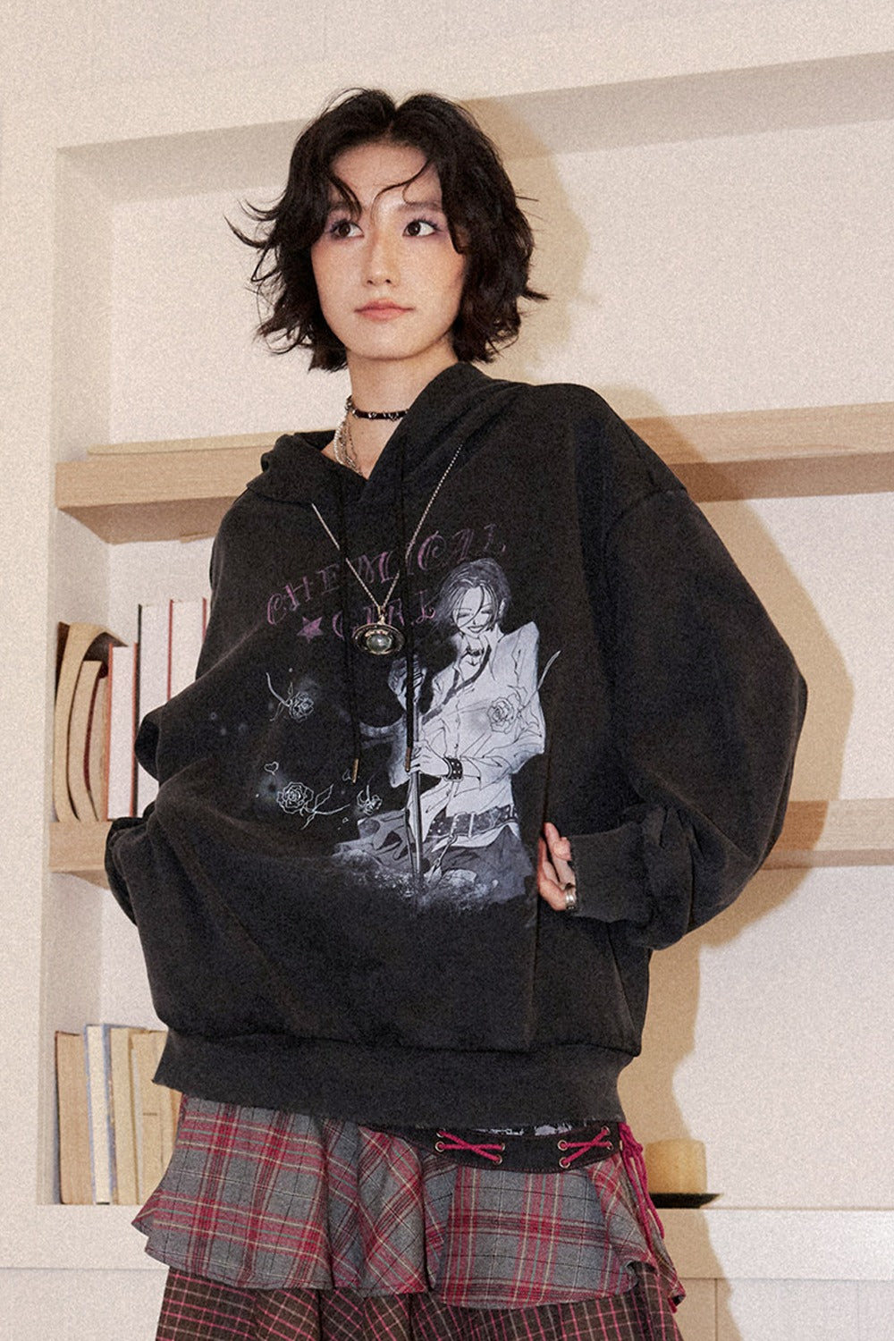 Hoodie mit verwaschenem schwarzem Print und überschnittenen Schultern