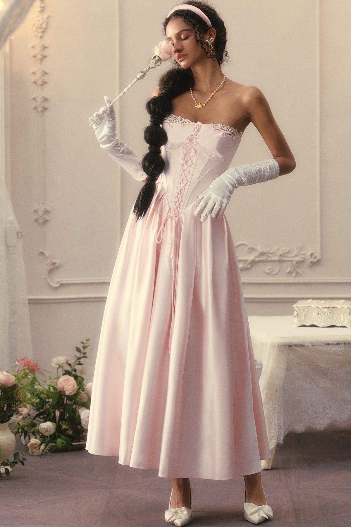 Französisches Prinzessinnenkleid aus Satin mit Korsett