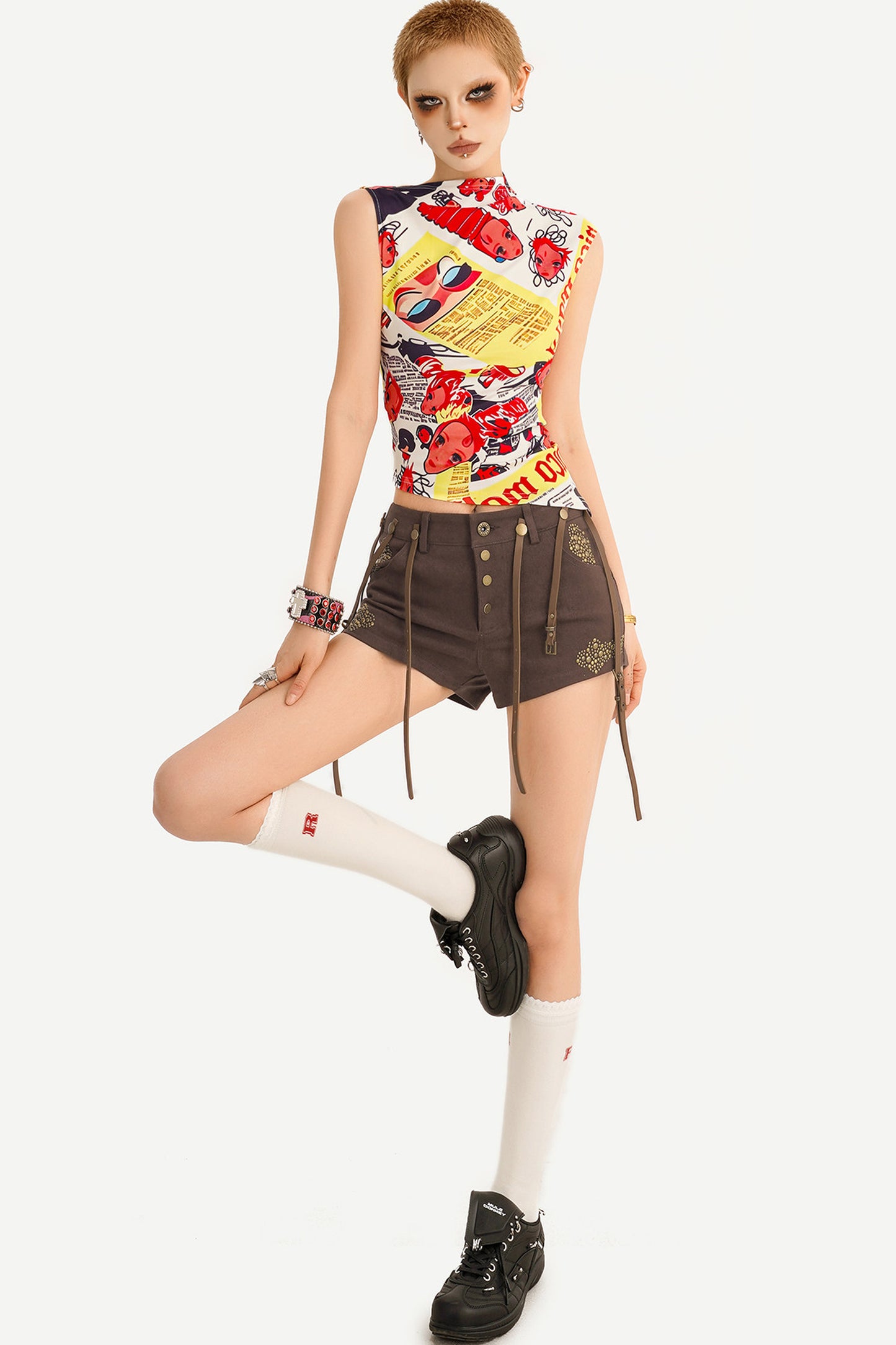 Shorts mit niedriger Taille, Metallknöpfen und Lederträgern