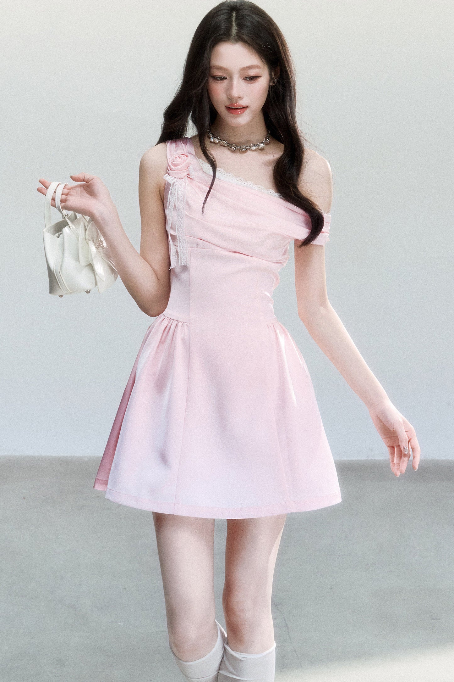 Abito in raso rosa con spalle scoperte
