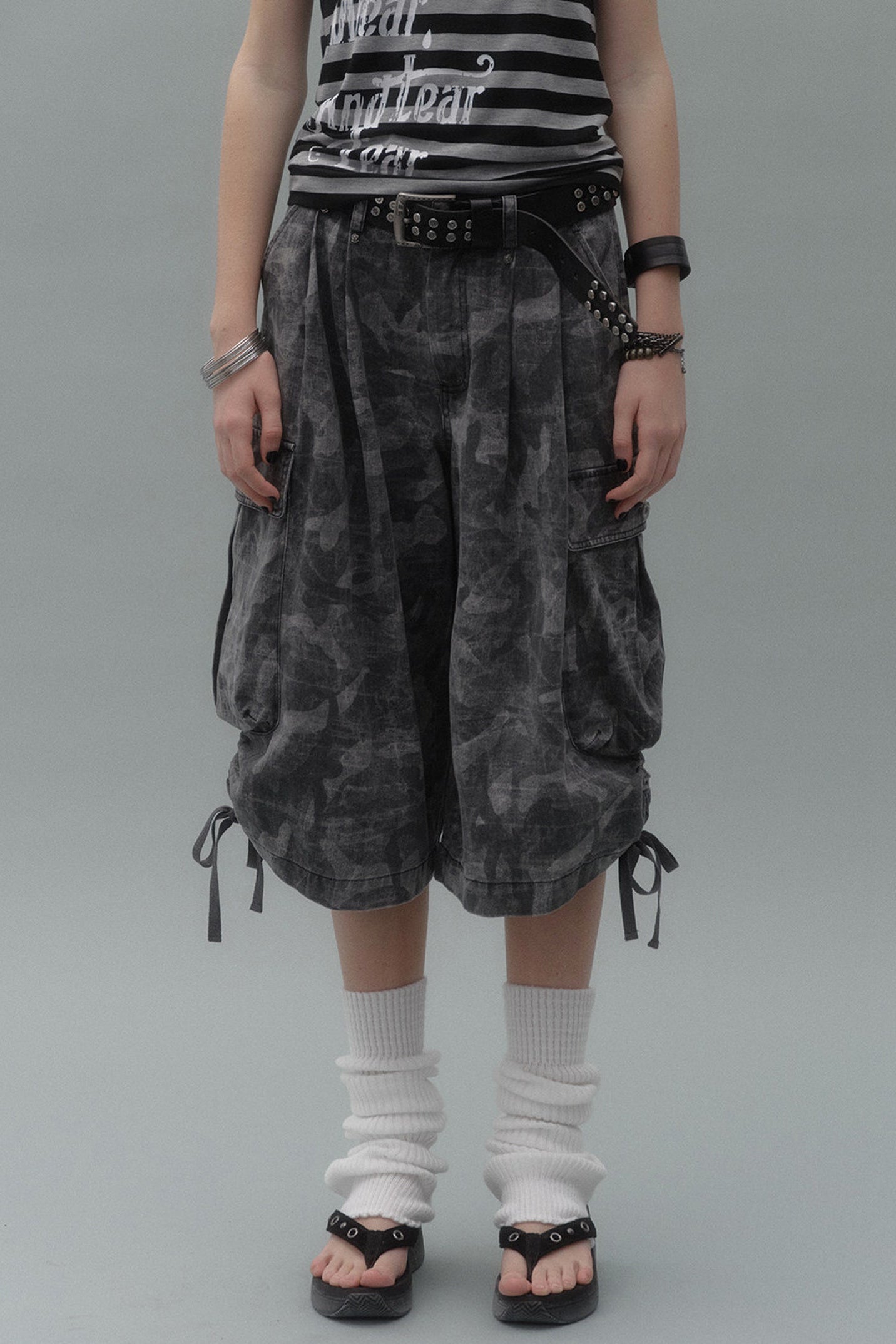 Pantaloni cropped mimetici multi-tasca