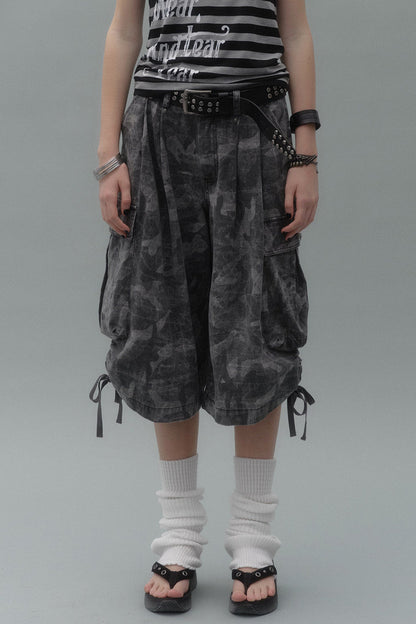 Pantaloni cropped mimetici multi-tasca