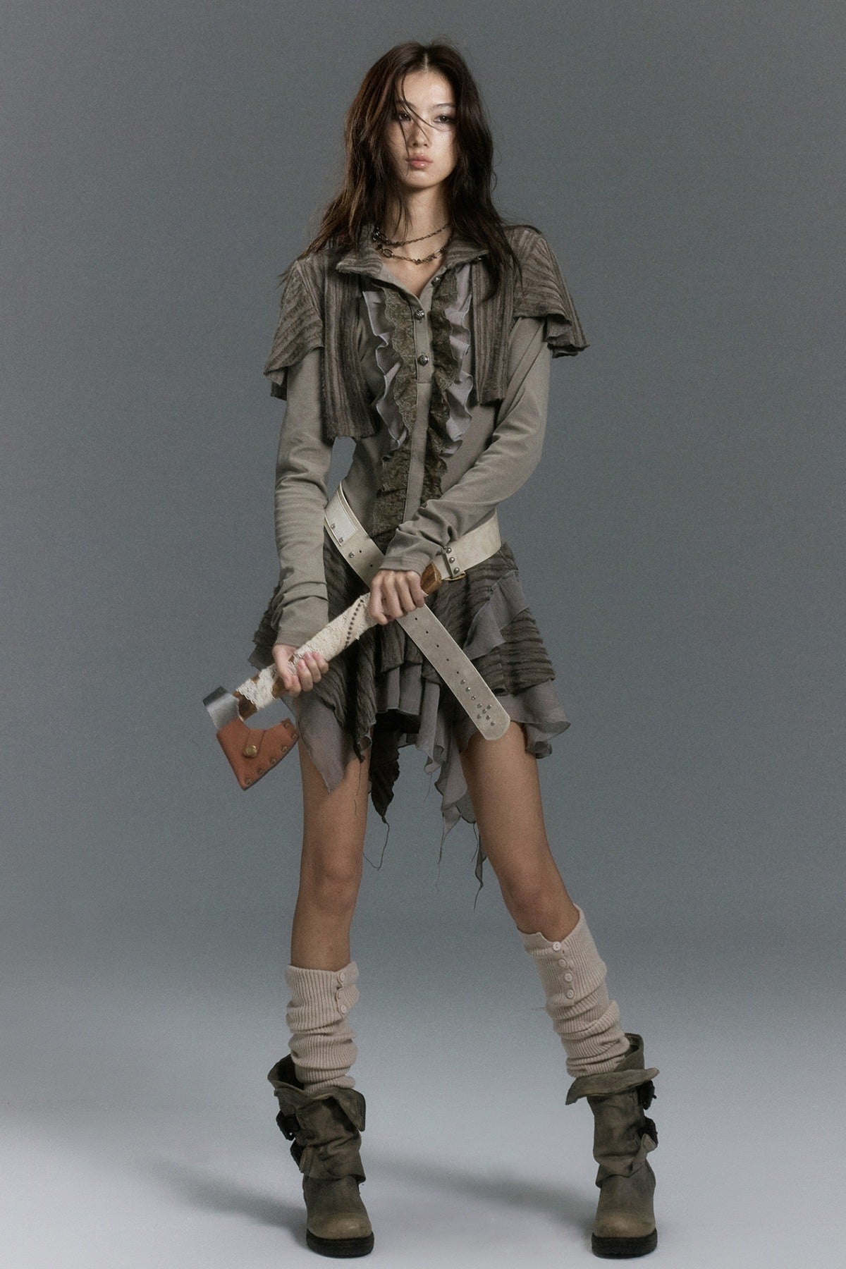 Kleid aus weichem Strick mit Spitzenrüschen und asymmetrischem Capelet