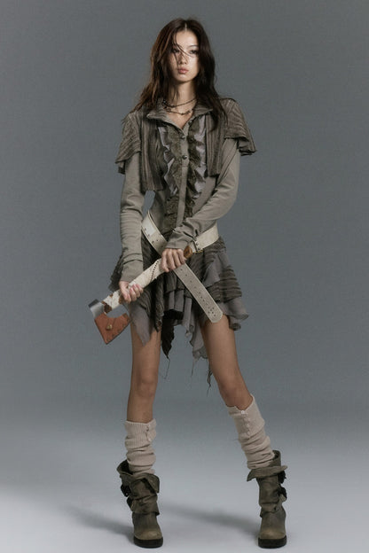 Kleid aus weichem Strick mit Spitzenrüschen und asymmetrischem Capelet
