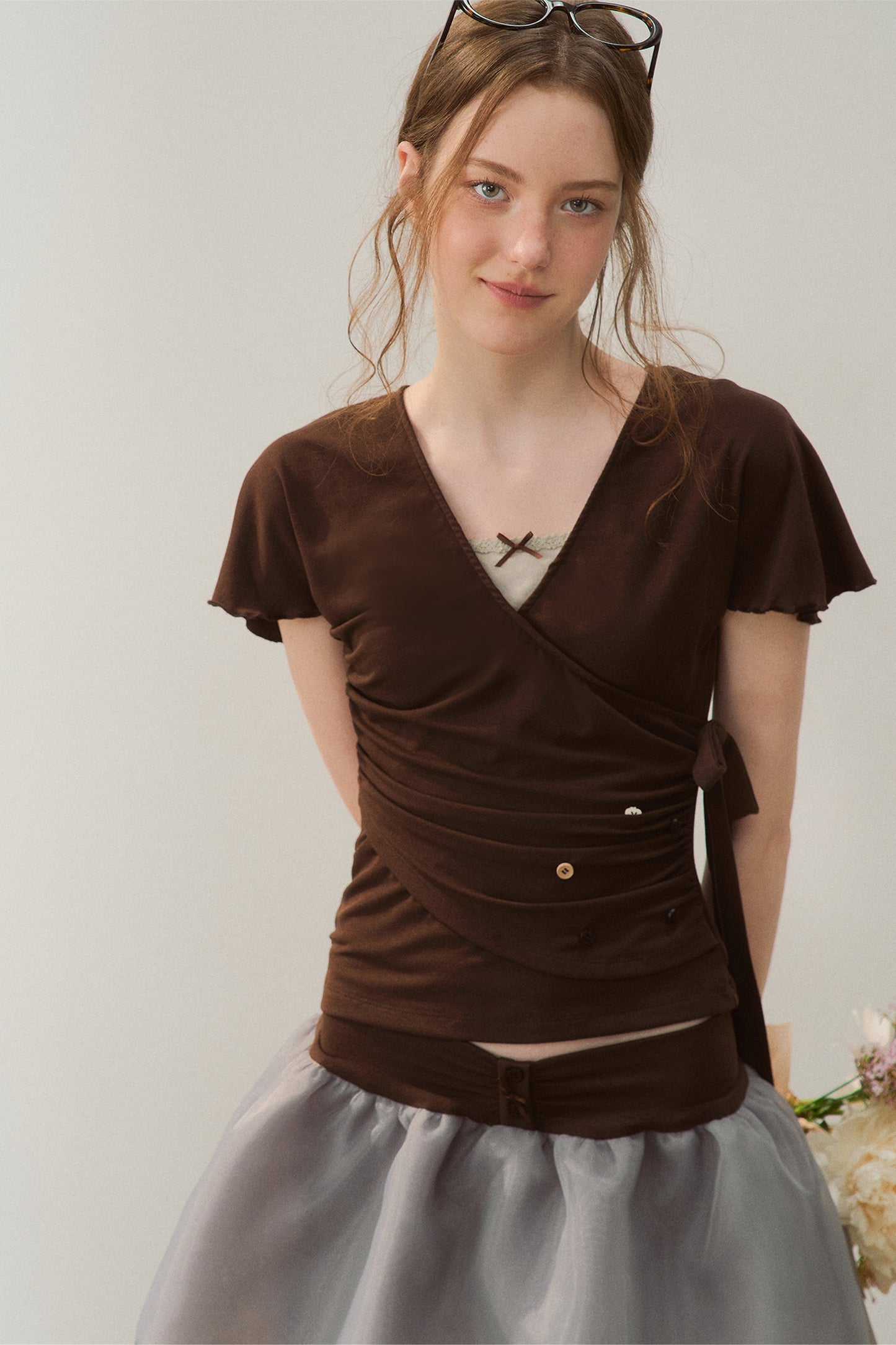 Ensemble haut marron à manches volantées et jupe grise en gaze