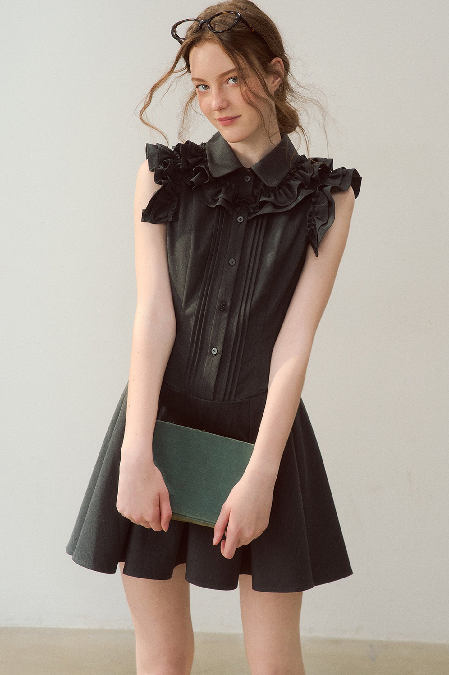 Robe rétro gris foncé à col à volants
