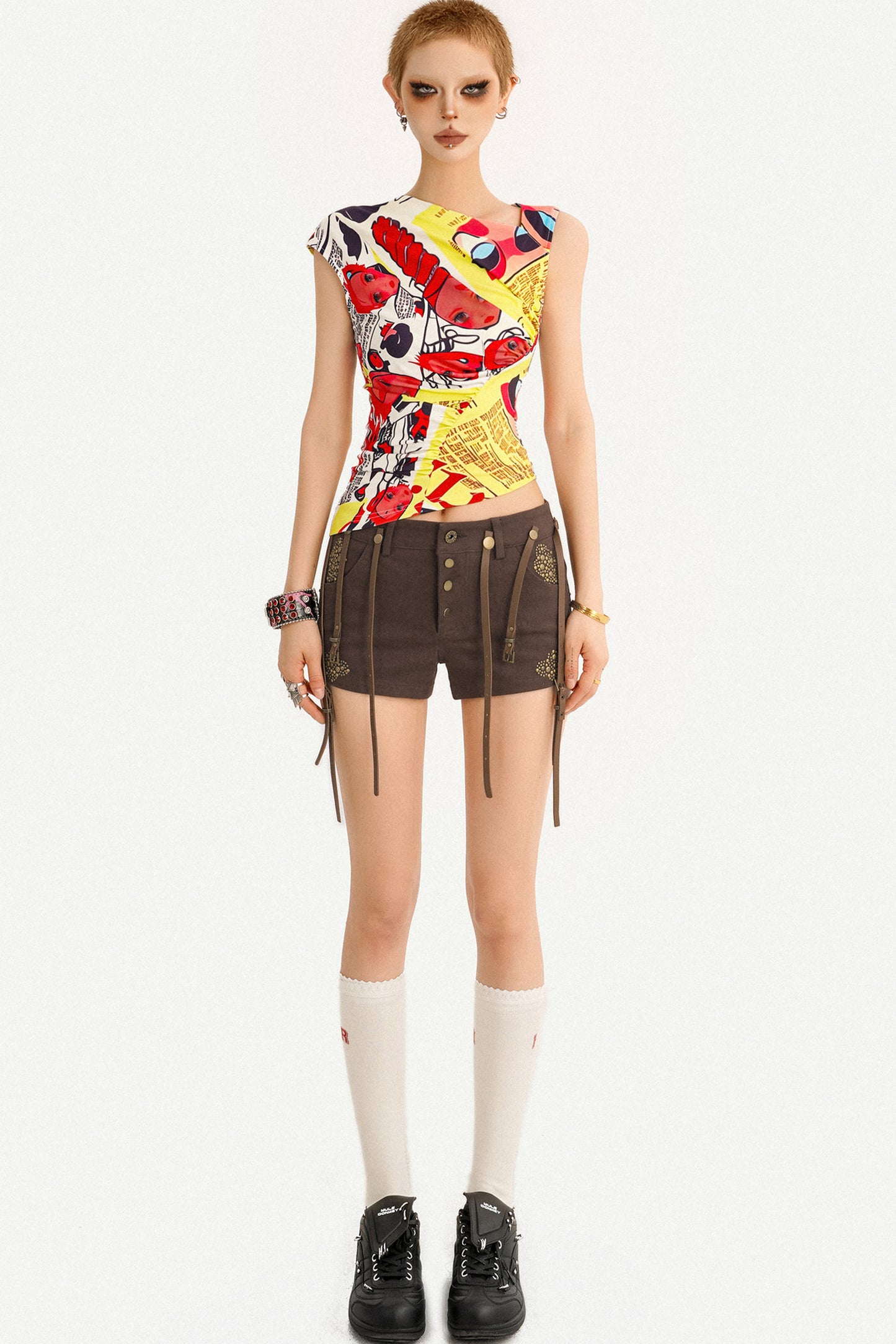 Shorts mit niedriger Taille, Metallknöpfen und Lederträgern