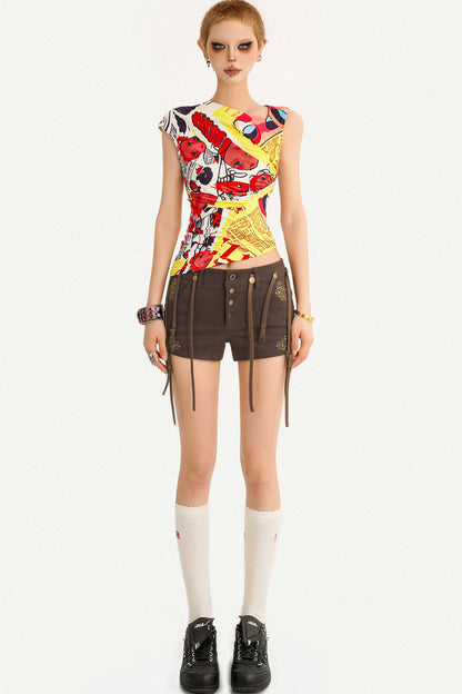 Shorts mit niedriger Taille, Metallknöpfen und Lederträgern