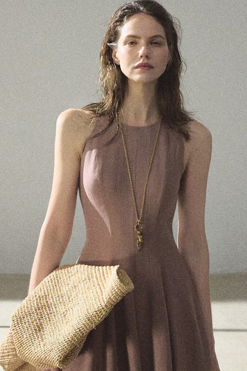 Kleid aus Goldseide und Leinen