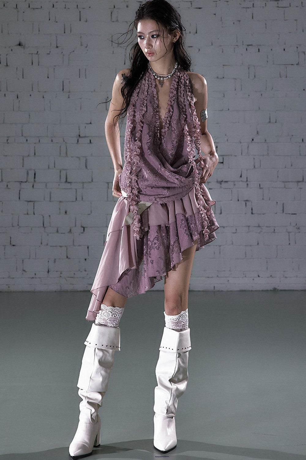 Abito halter con ruches in pizzo