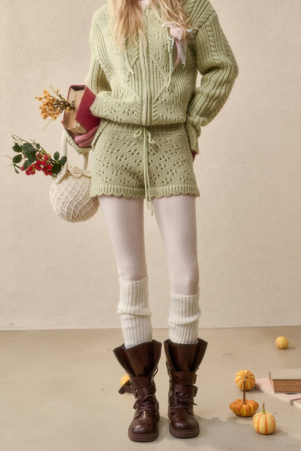 Set aus weicher Lammwoll-Strickjacke mit Zopfmuster und Kapuze sowie Shorts