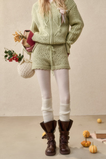 Set aus weicher Lammwoll-Strickjacke mit Zopfmuster und Kapuze sowie Shorts