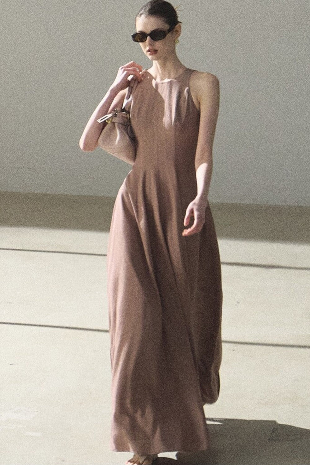 Kleid aus Goldseide und Leinen