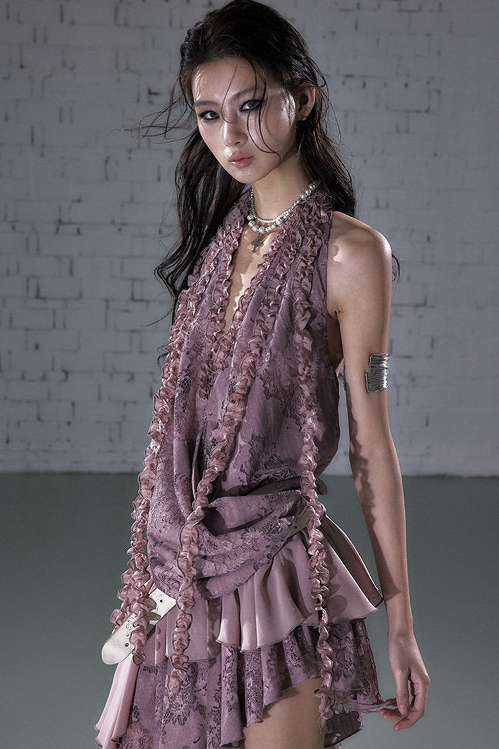 Abito halter con ruches in pizzo
