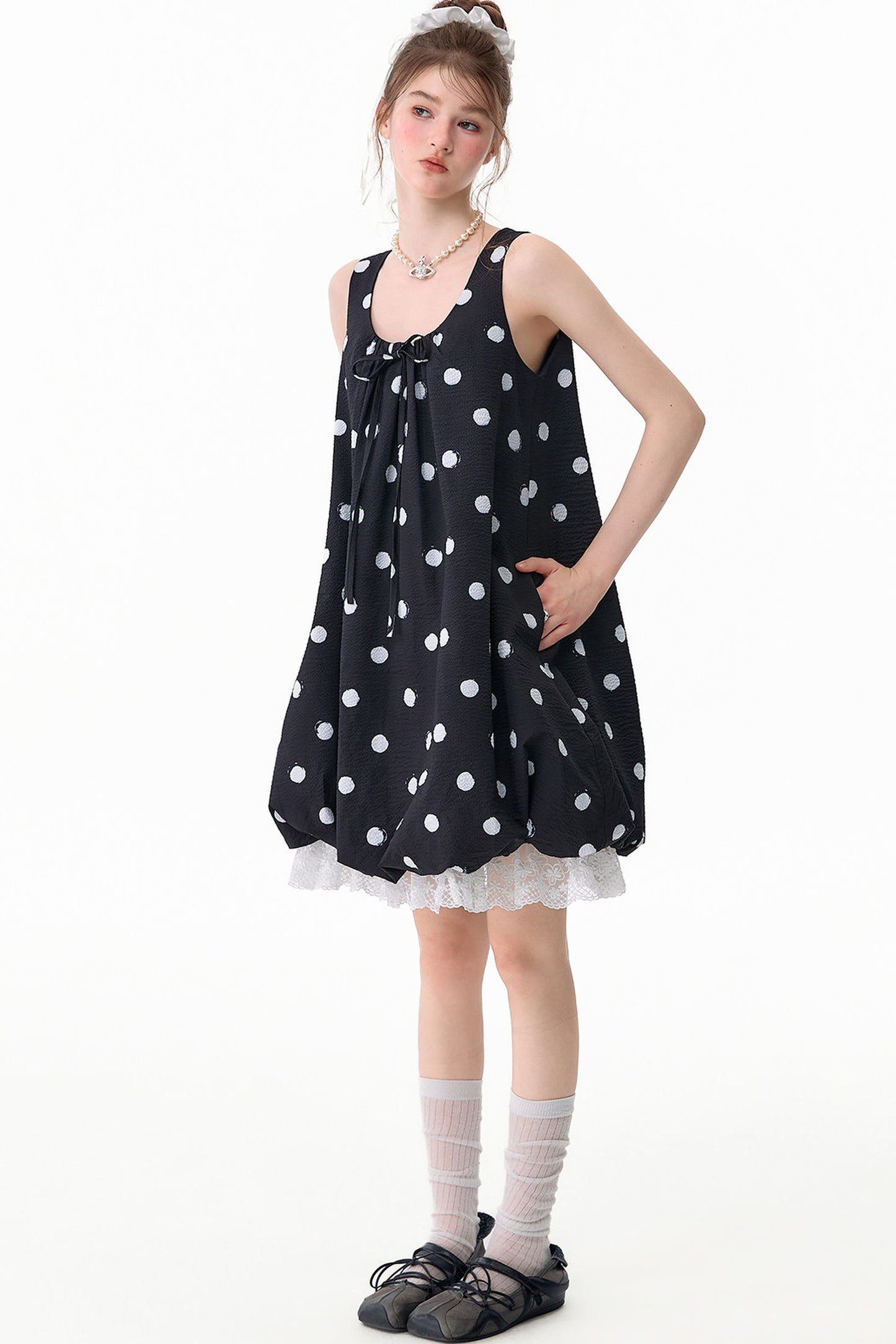 Schwarzes ärmelloses Kleid mit Punkten