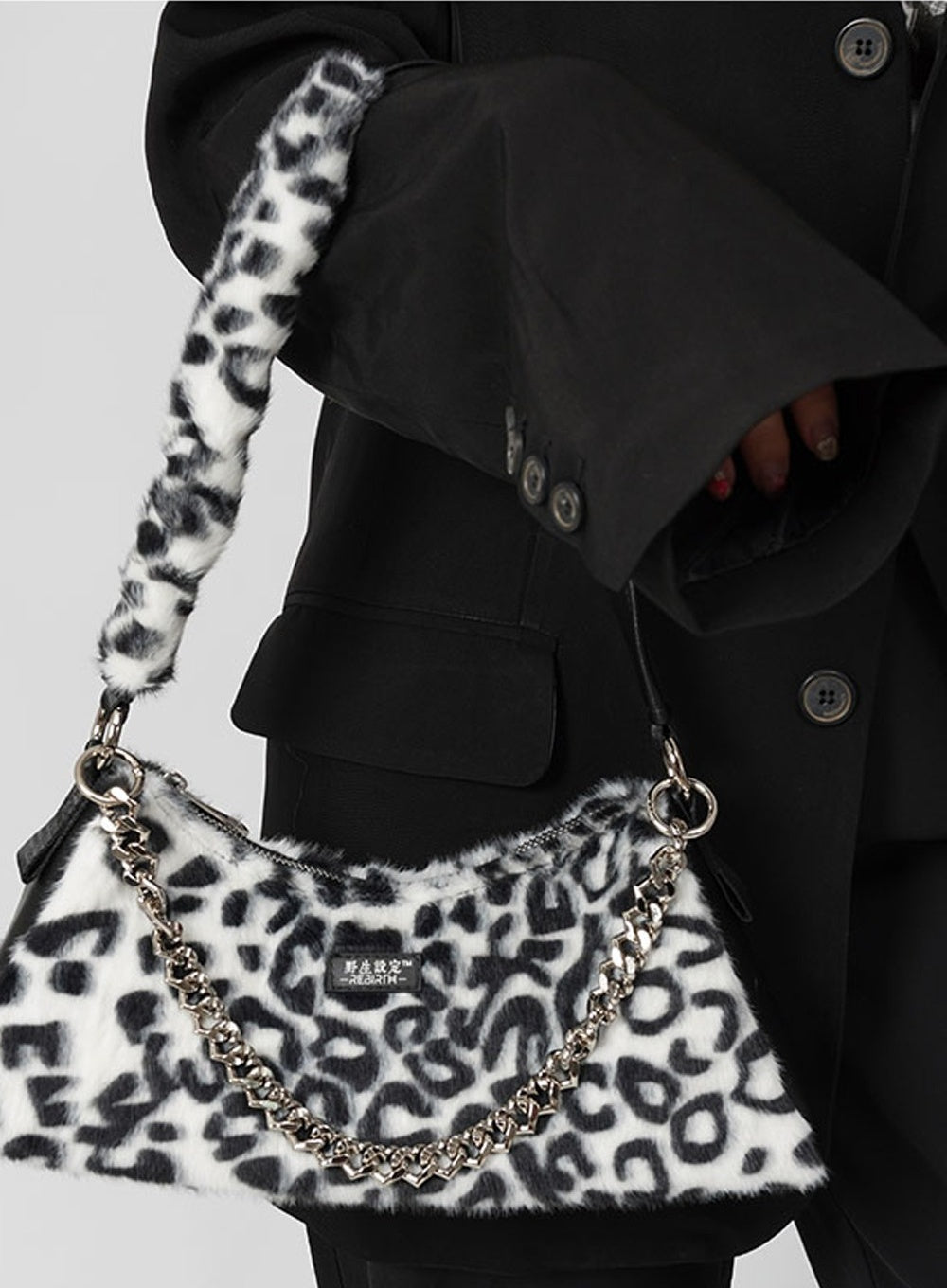 Borsa a mano in pelliccia leopardata a scacchiera