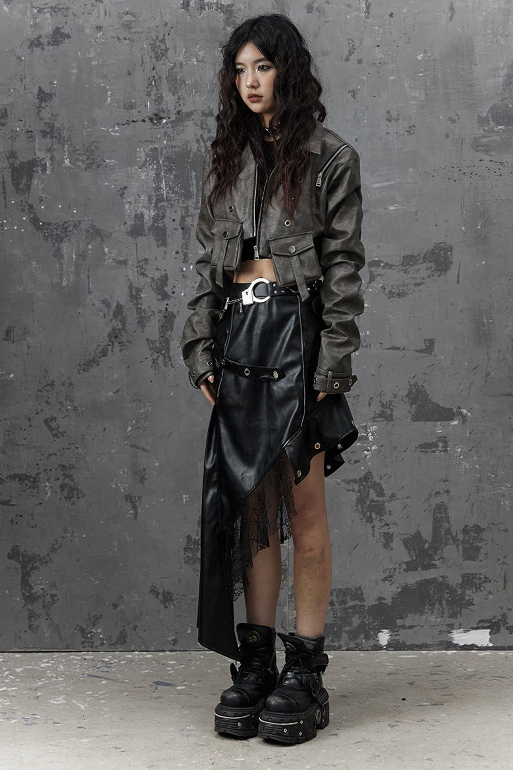 Asymmetrischer Patchworkrock aus Kunstleder